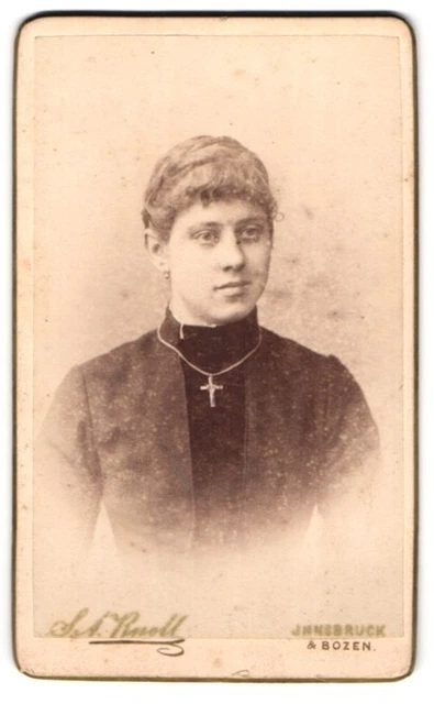 Fotografie S. Aug. Knoll, Innsbruck, Mariatheresienstr. 37, Junge Dame mit Hoch
