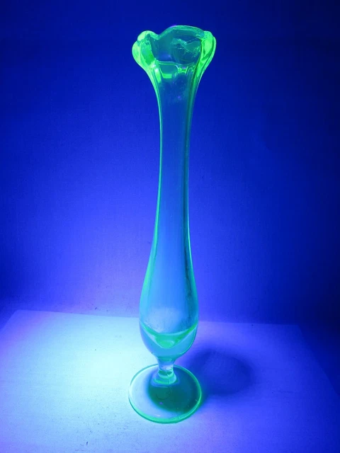 VINTAGE SWUNG URANIUM Glass Vaseline Green Bud Vase Excellent Used