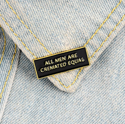 "tutti gli uomini vengono cremati PARI" femminista Uomo Adulto Divertente pin badge spilla