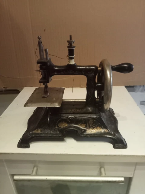 Ancienne Petite Machine à Coudre Jouet – Époque 1900 – Hauteur 13 Cm – Occasion