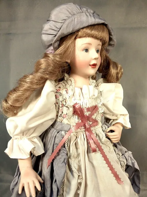 RARE  " Franklin  Heirloom Collection " porcelain doll    18"-46cm 1987.