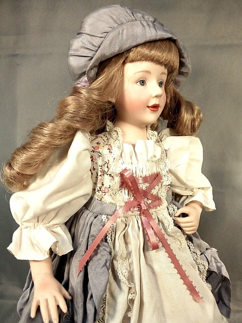 RARE  " Franklin  Heirloom Collection " porcelain doll    18"-46cm 1987.