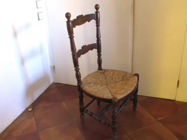 Ancienne chaise paillée en bois tourné, assise basse