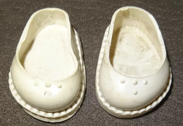 Paire de chaussures anciennes marquées Bella pour poupée Bella