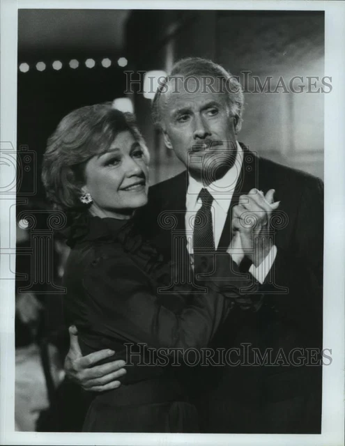1985 Press Photo Richard Kiley and Anne Baxter on Arthur Hailey's Hotel, on ABC.
