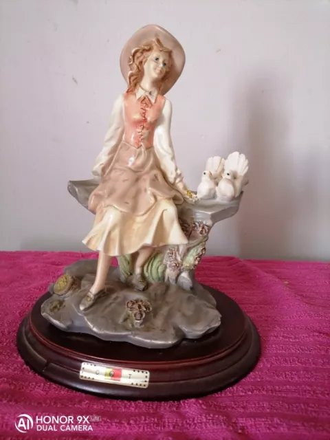 Statuette la femme aux colombes