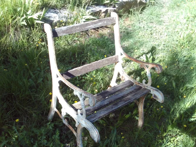 2 pieds de banc ou de fauteuil  de jardin en fonte  années 80 absolument intacts