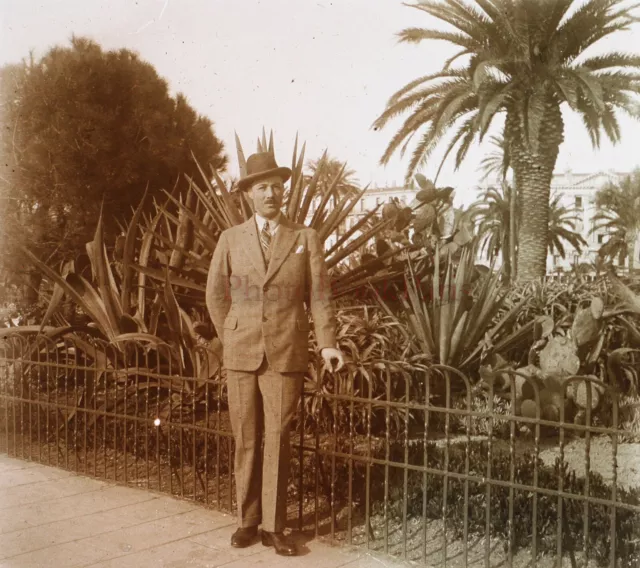 FRANCE Homme Jardin c1925 Photo Stereo Glass Plate VR22L29n26   