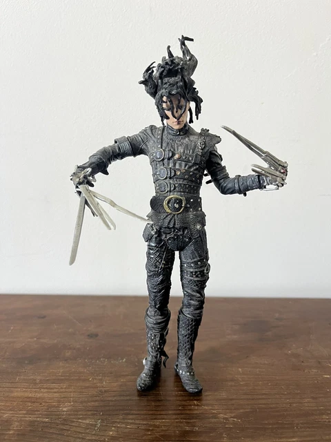 Figurine Articulée Edward Aux Mains D'argent 18 Cm - PVC Avec Boîte Collection 2024