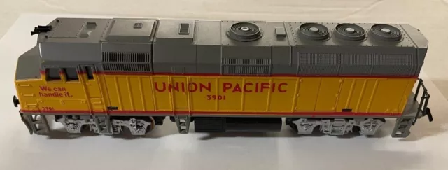LIFE-LIKE HO - F40PH Diesel Locomotive - Union Pacific #3901