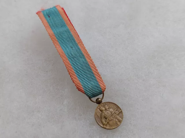 Une réduction miniature médaille  " Arras "   1914 / 1918 ww1 militaria.