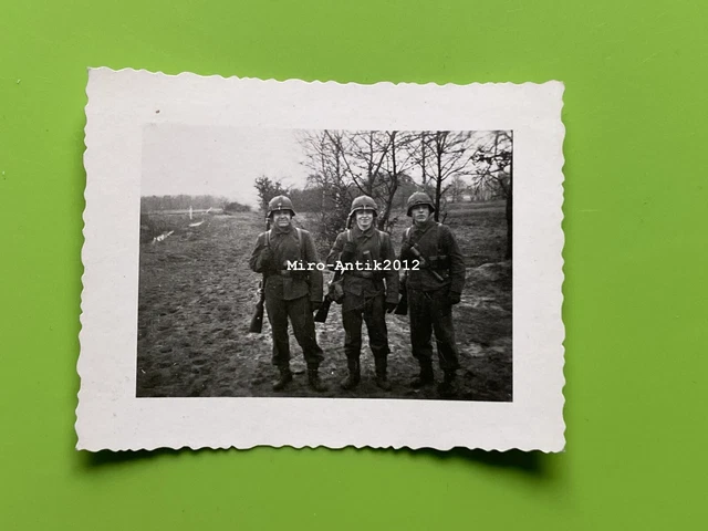 Foto, Wk2, Soldaten mit Helm und Handgranate (N)50749