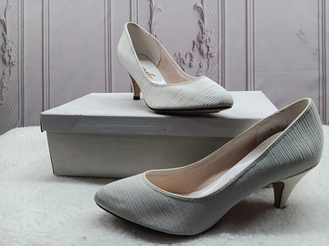 Vintage Fayva Pumps Women's SZ 6M Well Preserved Off White Textured Fabric 1980s