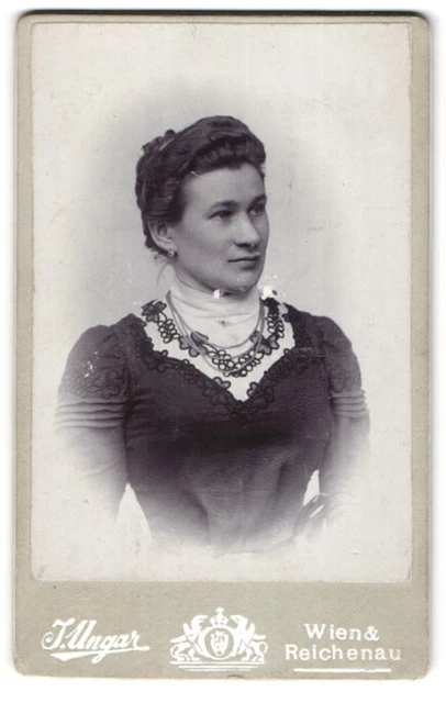 Fotografie J. Ungar, Wien, Strauchgasse, Portrait bildschöne junge Frau mit Hal