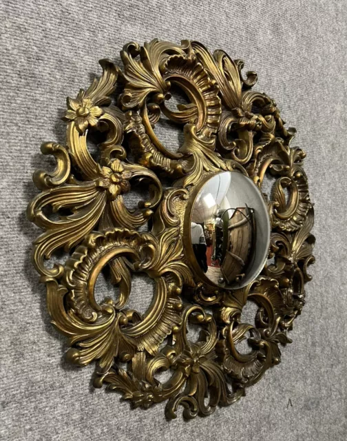Très grand miroir vintage en résine dorée dit "œil de sorcière" vers 1970 2