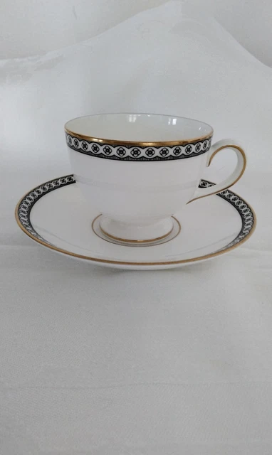 Taza de té y platillo de madera de cuña de colección patrón negro Ulander hecho en Inglaterra