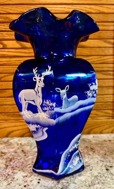 Fenton LG***STAG & DOE/DEER WINTER SCENE COBALT BLUE HEXAGON VASE***VHTF 2005