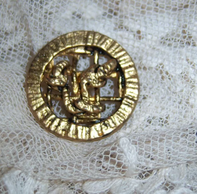 B250 BOUTON ANCIEN metal ciselé doré 2.5 cm