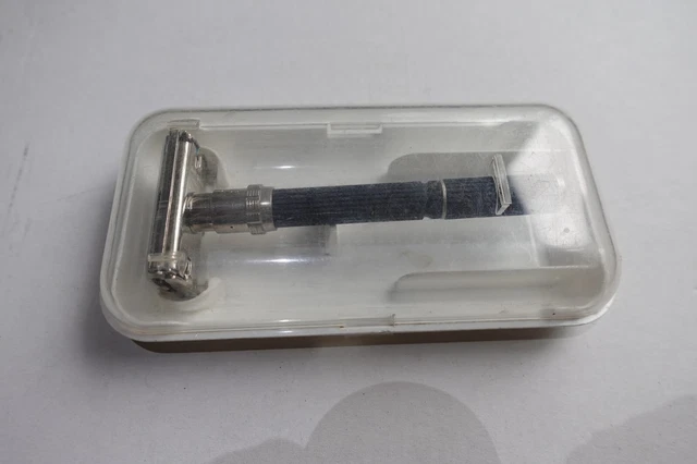 Vintage Gillette safety razor made in USA with original box. w2, 1970