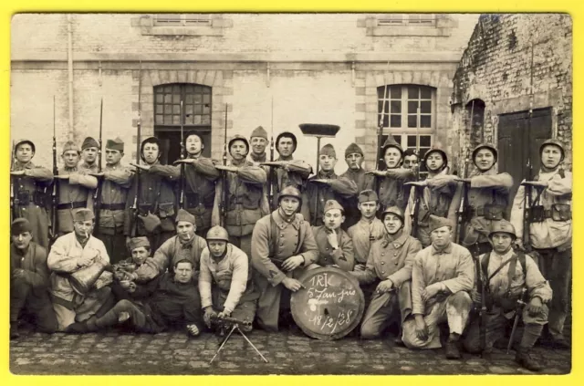 cpa CARTE PHOTO de 1928 Soldats du 1er Régiment d'Infanterie Militaires Caserne