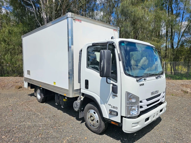 2015 Isuzu NNR 200 car licence pantech truck