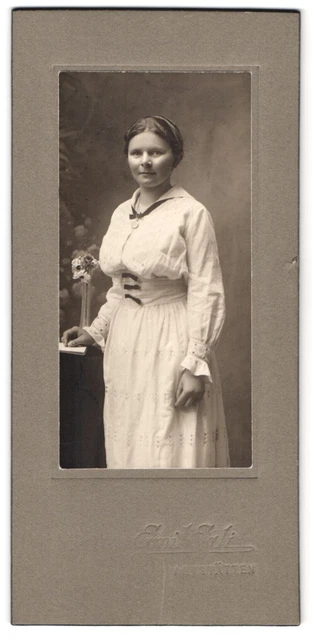 Fotografie Emil Egli, Altstätten, Portrait Dame im weißen Kleid mit Halskette
