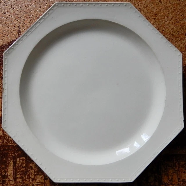 Ancienne assiette plate Octogonale terre de pipe CREIL Ivoire clair Décor Perlé
