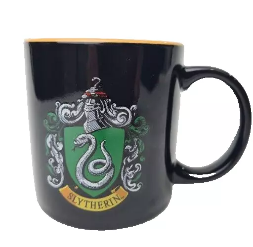 Slytherin House Crest Becher HARRY POTTER - schwarz mit grünem Inneren