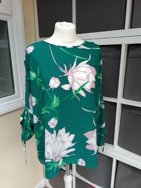 BNWOT Soon - Ladies Size 16 Spring Summer Long Sleeved Floral Green Top