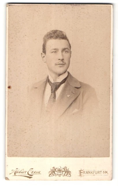 Fotografie Atelier Erna, Frankfurt a/M, Portrait Herr mit dezentem Oberlippenba