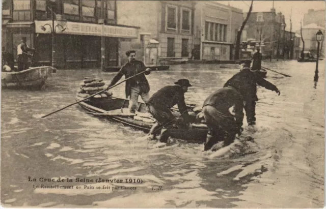 CPA Inondations 1910 PARIS ravitaillement en pain (996952)