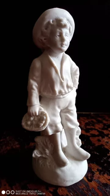 Porcelaine en biscuit - jeune homme au sabot - H 15,5 cm