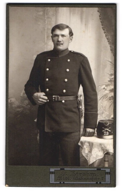 Fotografie P. Strahm, Biel, Soldat der Schweiz in Uniform Rgt. 23 mit Bajonett