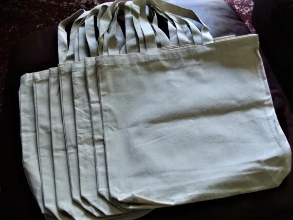 Siete (7) bolsos de mano de lona de algodón