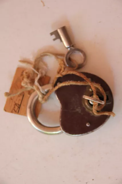Ancien cadenas avec sa clé.