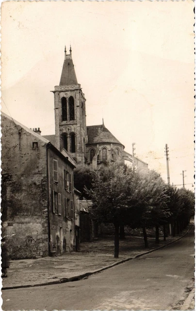 CPA Gonesse Eglise et la Rue de l'Hotel Dieu (1318180)