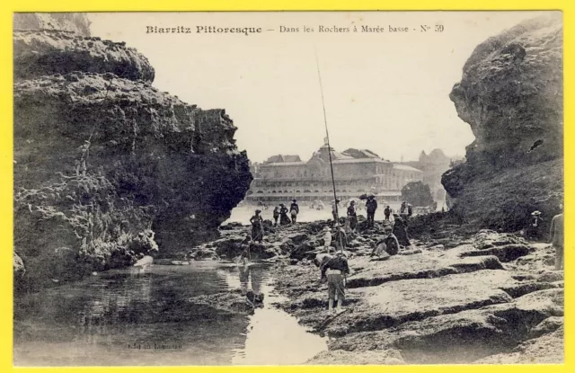 cpa 64 - BIARRITZ PÊCHEURS à la LIGNE dans les ROCHERS à Marée