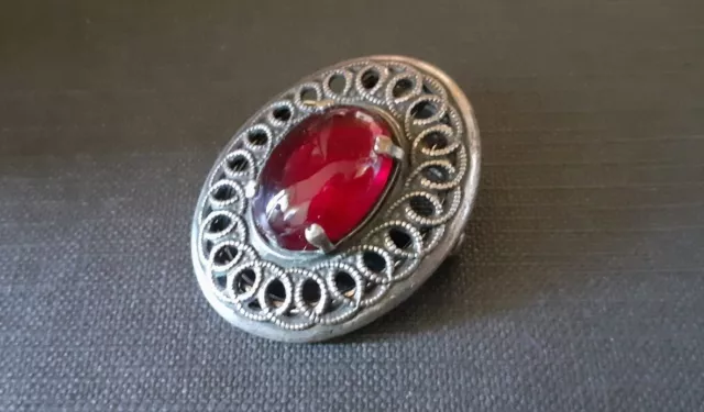 Broche serre foulard ancienne cabochon verre rouge argenté XIXème début XXème