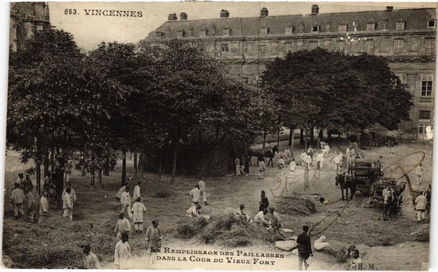 CPA AK Vincennes Le Remplissage des Paillasses FRANCE (1283248)
