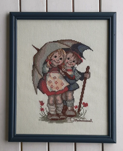 389h-Hummel-Junge+Mädchen Schirm(17x23cm) handgestickt Holzrahmen blau 28x34cm