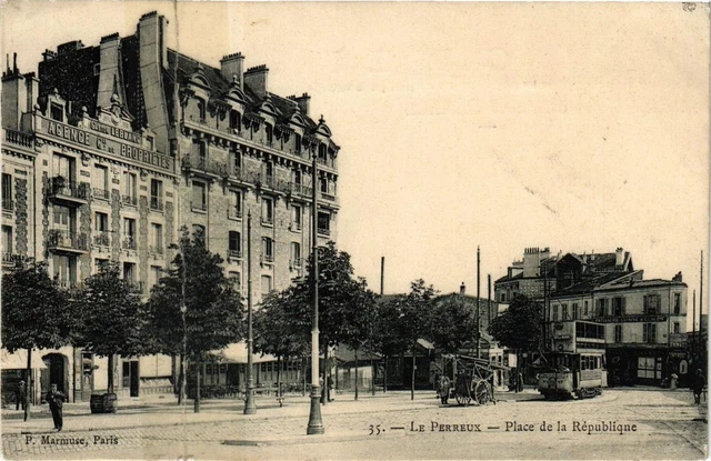 CPA AK Le PERREUX Place de la République (671989)