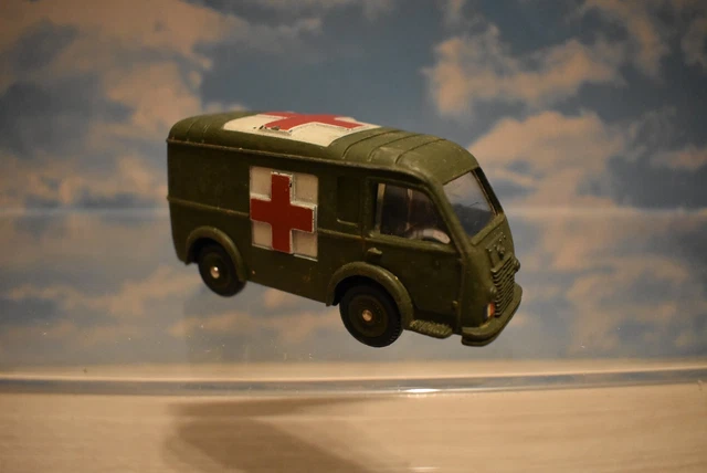 Dinky Toys 80 F - Ambulance Militaire Renault Carrier, état Proche Du Neuf