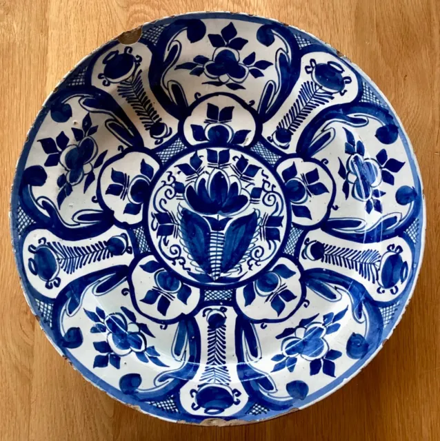 Delft. Grand plat en faience bleue à décor de fleurs stylisées. Epoque XVIIIème.