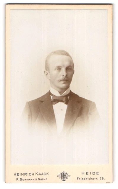 Fotografie Heinrich Kaack, Heide, Friedrichstr. 29, Eleganter Herr mit The Zapp