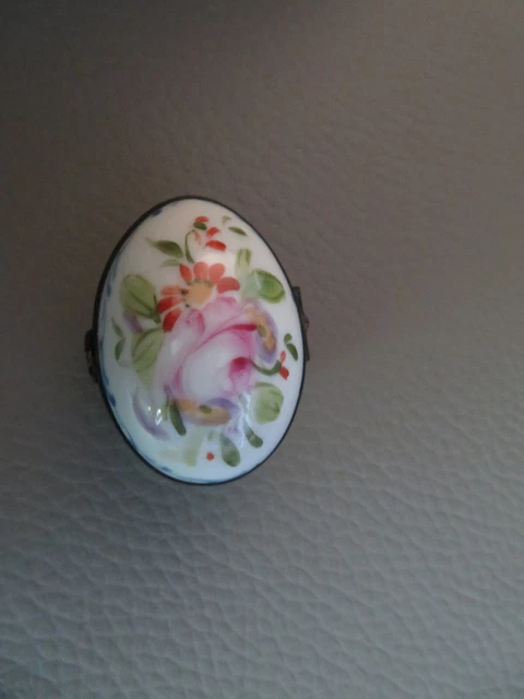 boite à pilule oval en porcelaine de limoges à décor de fleur