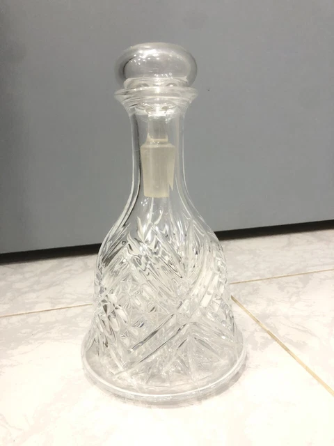 Carafe en verre ciselé ancienne ( alcool , spiritueux , whisky ) avec bouchon