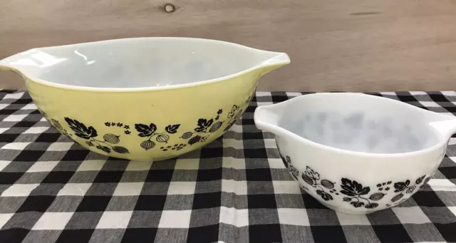 Vintage Pyrex Yellow And White  Gooseberry Bowls 441 And 444