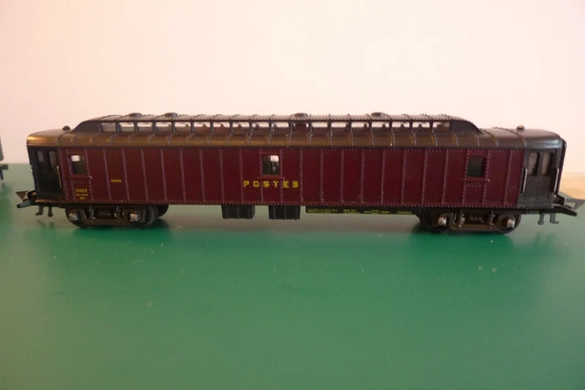 Le Fourgon Postale de la Sncf en miniature par Hornby France au HO H0 Le Fourgon Postale de la Sncf en miniature par Hornby France au HO H0
