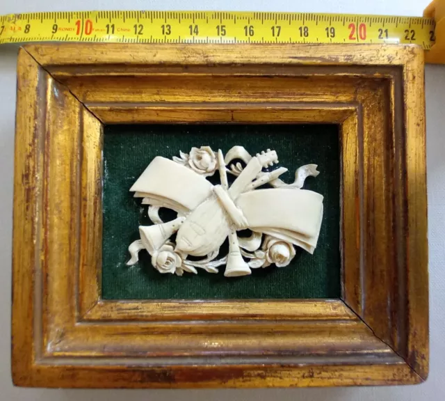 Petit cadre ancien en bois sculpté Fin 19eme corne ivoirine perle