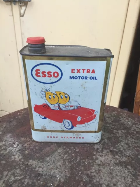 Ancien bidon d'huile ESSO EXTRA MOTOR OIL avec gouttes d'huile en voiture